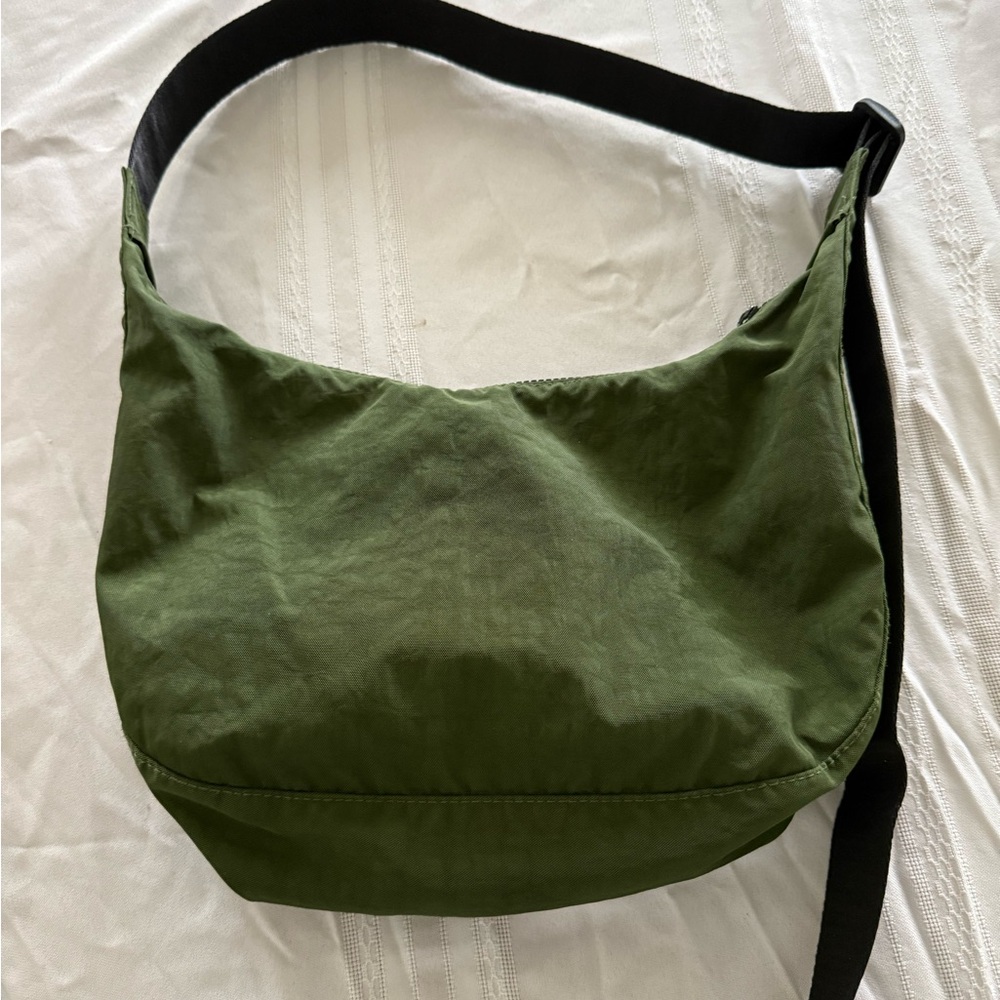 Baggu Medium Crescent (Bay Laurel, Dark Green)